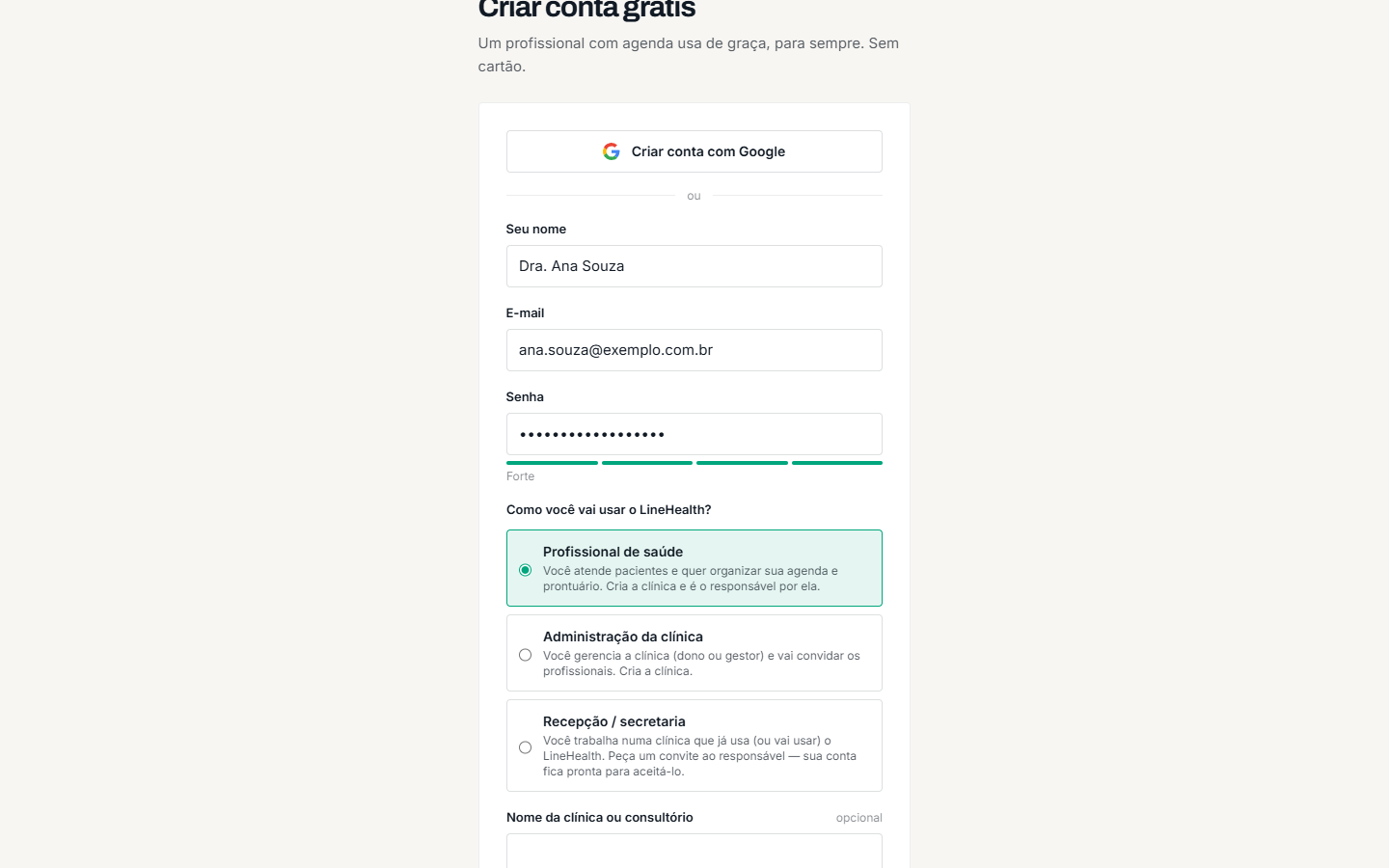 Crie uma senha forte. O sistema recusa senhas que já vazaram na internet, para proteger os dados dos seus pacientes.